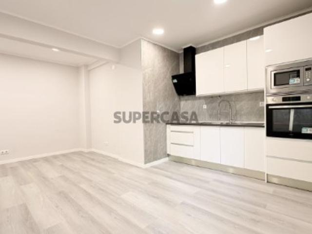 T1, totalmente remodelado com varanda e excelente luminosidade | Amadora