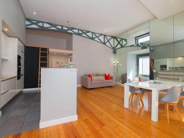 T1 único com pé direito alto + mezzanine | 81,56m² | Bairro Alto | Potencial de retorno