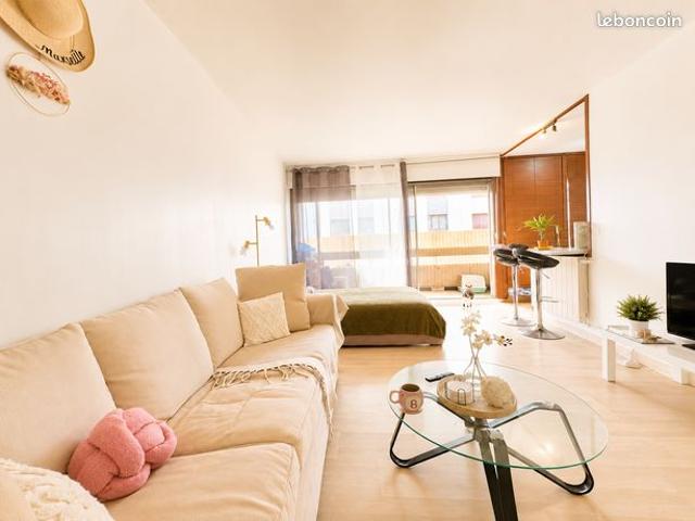 T1 avec terrasse, bel immeuble proche métro, locataire en place