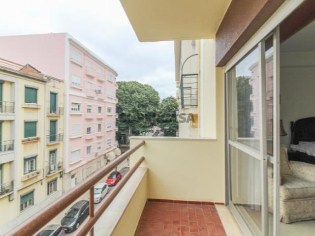 T1 com Boas Áreas, Varandas, Elevador e Garagem Areeiro junto à Av. de Roma