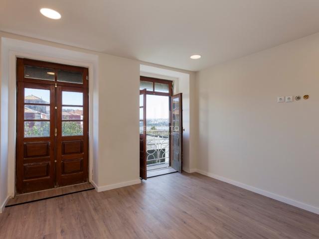 T1 com Espaço Exterior no Bonfim e Vista Douro – 2º Piso | Ideal para Amento Local, Porto