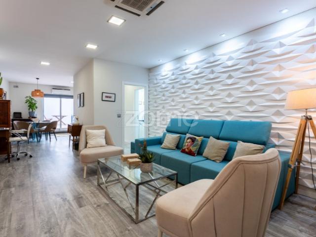 Há apartamentos T1 pensados apenas para dormir. Este não é um deles
