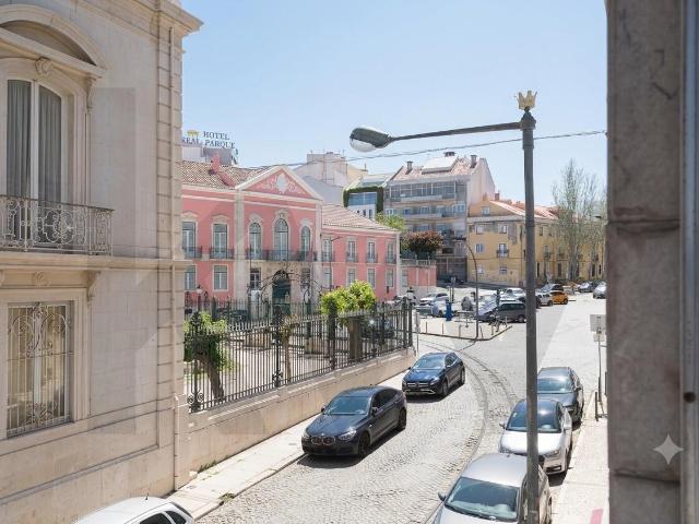 T1 com Terraço privativo nas Av. Novas, zona Corte Inglês, Metro S. Sebastião, Lisboa