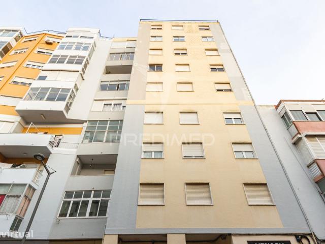 T1 com terrao em Queluz