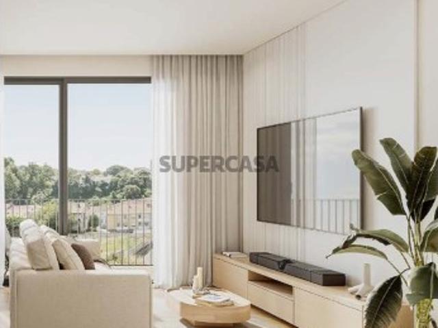 T1 com Varanda e Terraço em Condomínio com Piscina | A 200m do Metro