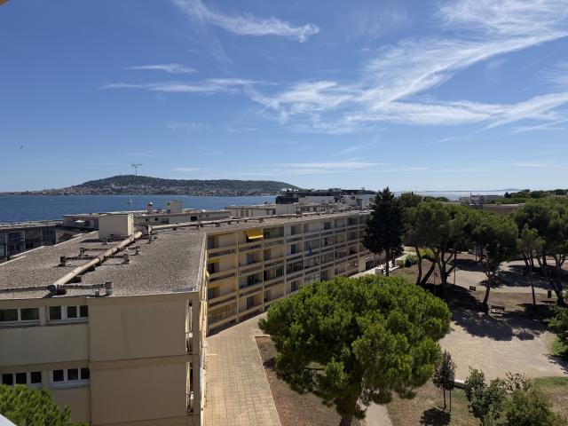 T1 dernier étage avec ascenseur et vue étang
