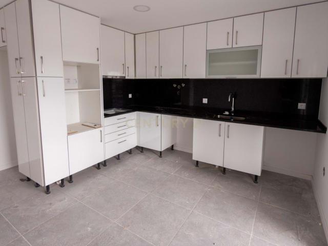 DUPLEX T1 + 1 OPEN SPACE 30m2, COM TERRAÇOS,CHURRASQUEIRA E JARDIM EM CONDOMINIO PRIVADO