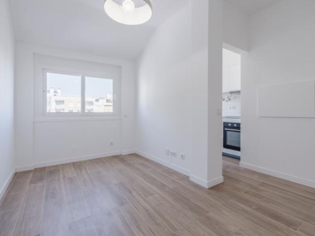 T1 Exclusivo no Restelo | Último Andar Renovado com Luz e Charme Único