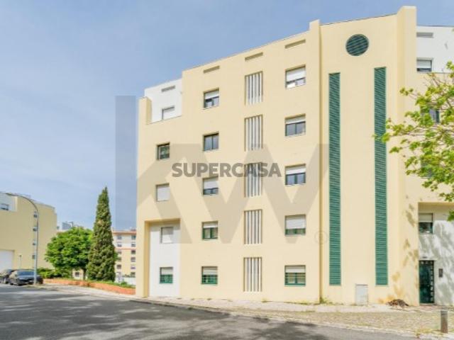 T1 luminoso com arrecadação nos Olivais