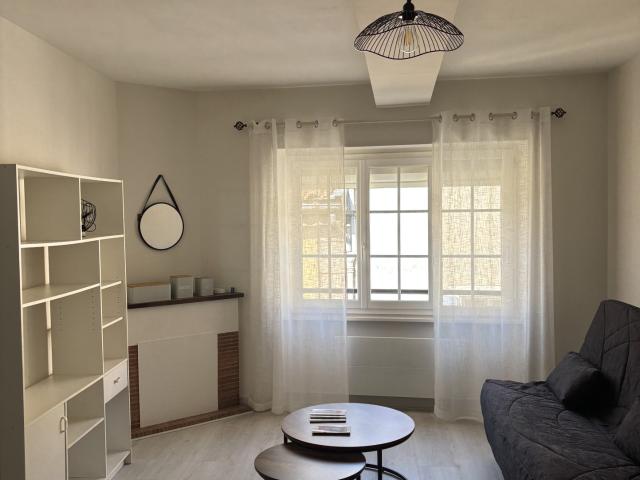T1 MEUBLE PROCHE LYCEE FORESTIER