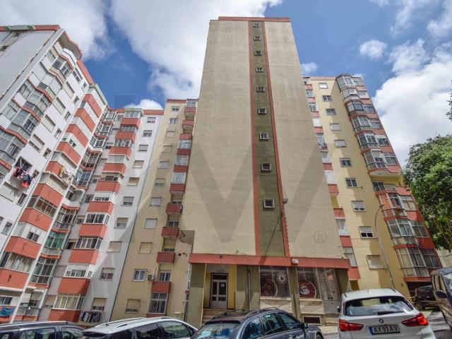 T1 na Reboleira a 300m do comboio e metro