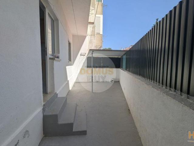 T1 NUM RÉS DO CHÃO COM QUINTAL AMORA | 26064089455