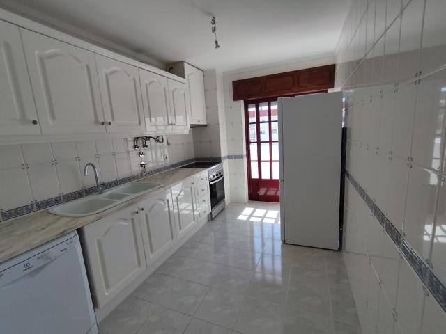 T1 para arrendamento anual, com duas varandas e garagem