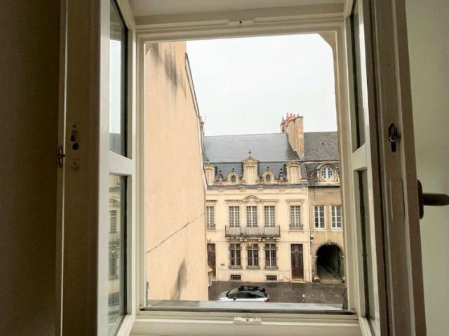 T1 proche RÉPUBLIQUE