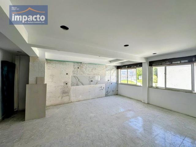T1 REMODELADO, Open Space, wc c/ janela, cozinha equipada, varanda, Arcena