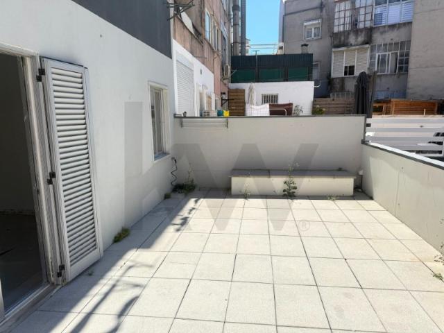 T1 remodelado com terraço nas Avenidas Novas