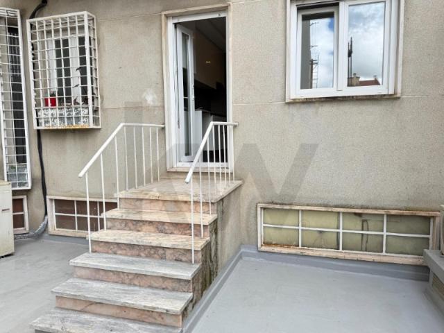 T1 remodelado com terraço no Areeiro