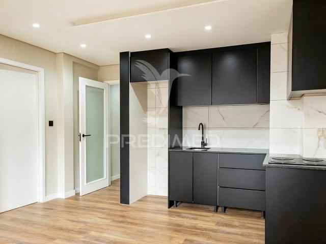 T1 Remodelado com varanda junto à Maternidade Júlio Dinis, Porto