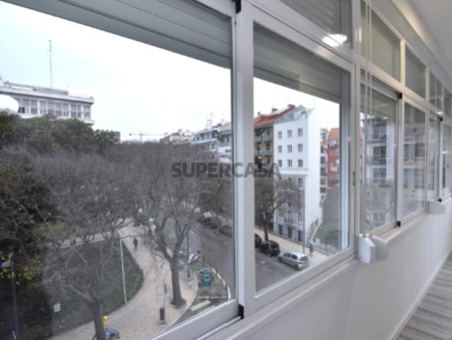 T1 remodelado em prédio com elevador Arroios Jardim Constantino