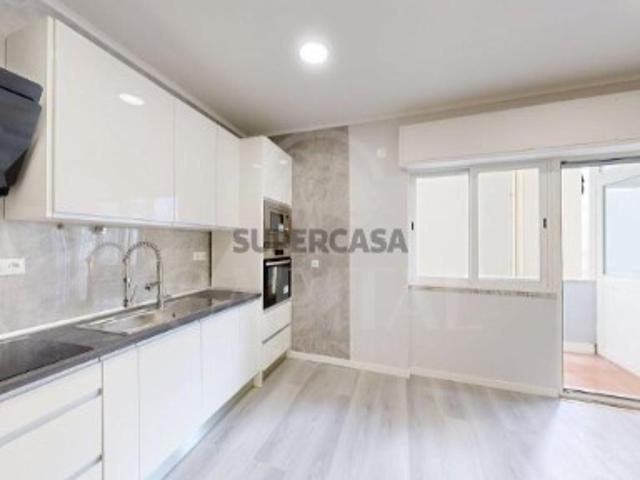 T1 remodelado junto à Estação da Amadora, moderno e pronto a habitar