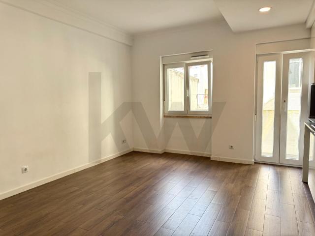 T1 renovated with terrace in Areeiro