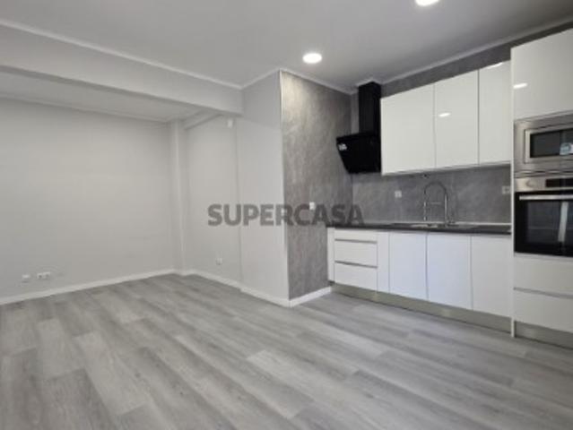 T1 renovado centro Amadora elevador e a 100mt do comboio