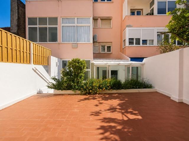 T1 Renovado com Jardim Privativo e Anexo | Arrendamento em Belém