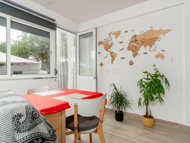T1 Renovado com Terraço na Ajuda, Lisboa