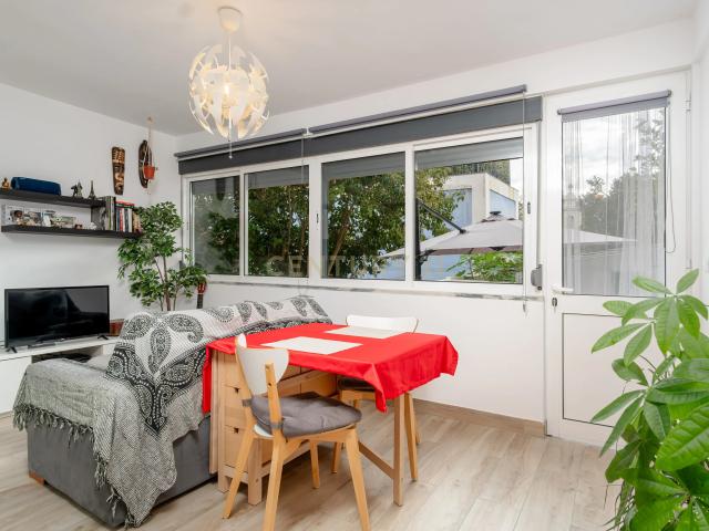 T1 Renovado com Terraço na Ajuda, Lisboa
