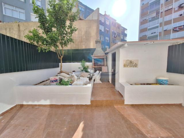 T2+1 com excelente logradouro Totalmente remodelado