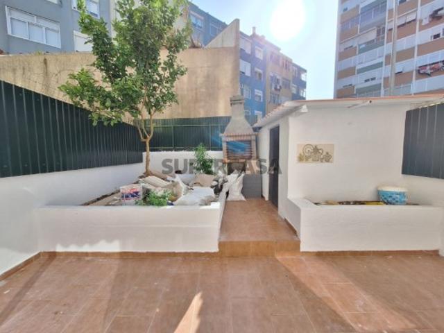 T2+1 com excelente logradouro Totalmente remodelado