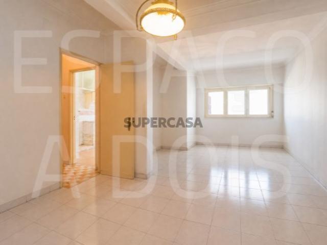 T2+1 com Potencial Único de Transformação | Crie uma Casa Exclusiva em Sacavém