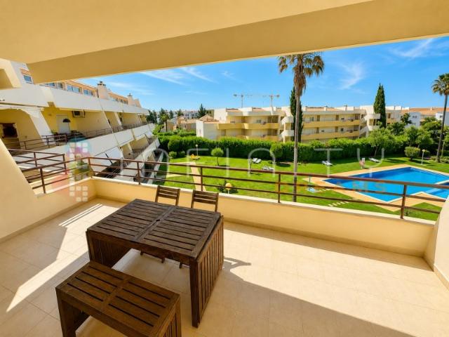 T2+1 duplex em Vilamoura. Com vista para jardim e piscina