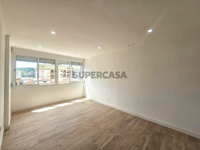 T2+1 Totalmente Remodelado no Centro de Odivelas