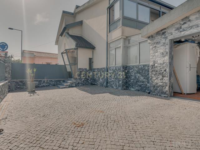 T2+2 Renovado com Sótão, Espaço Exterior e Garagem — Centro de Tires