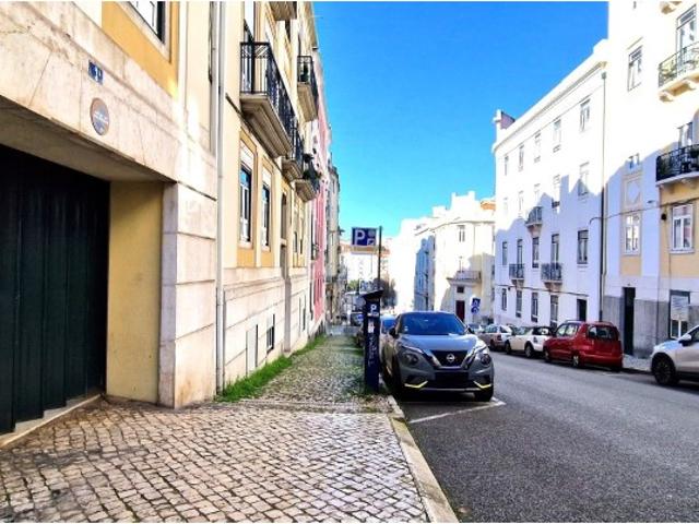 T2/3 de Charme nos Anjos: Traço Histórico, Garagem e Vista Desafogada