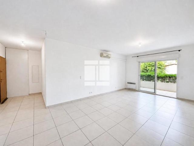 APPARTEMENT T2 COMMERCES ET MER A PIEDS A MORIANI
