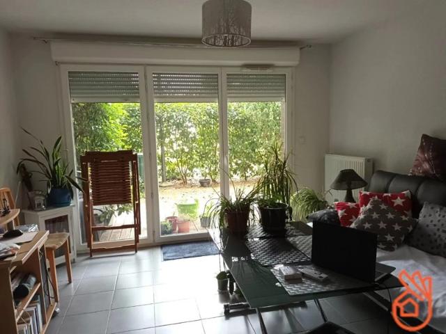 T2 terrasse, jardinet et parking