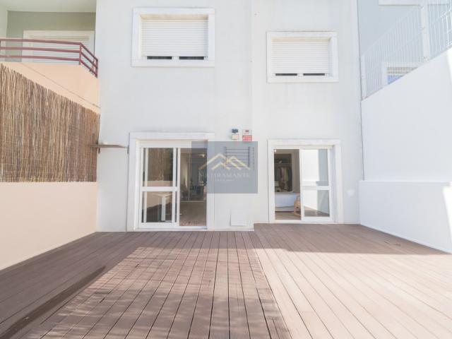 T2 Totalmente Mobilado ao lado do Parque da Paz com Terraço Privado de 33m²