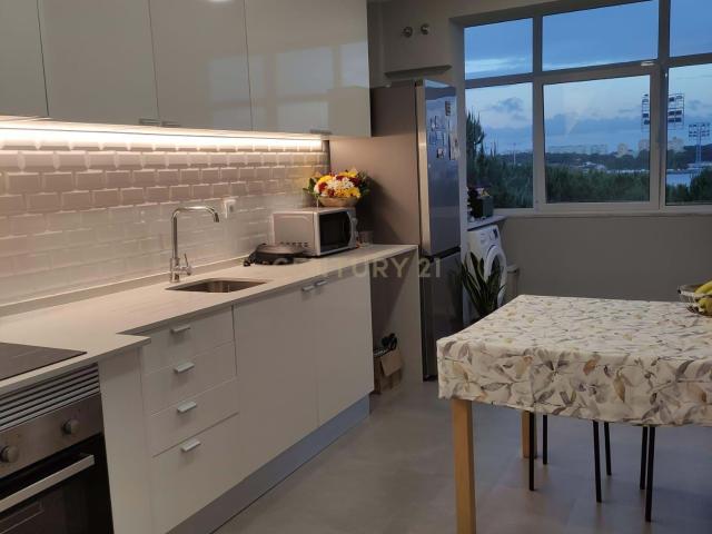 T2 Totalmente Remodelado com arrecadação na Amora