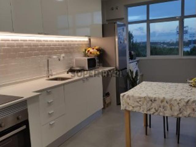 T2 Totalmente Remodelado com arrecadação na Amora