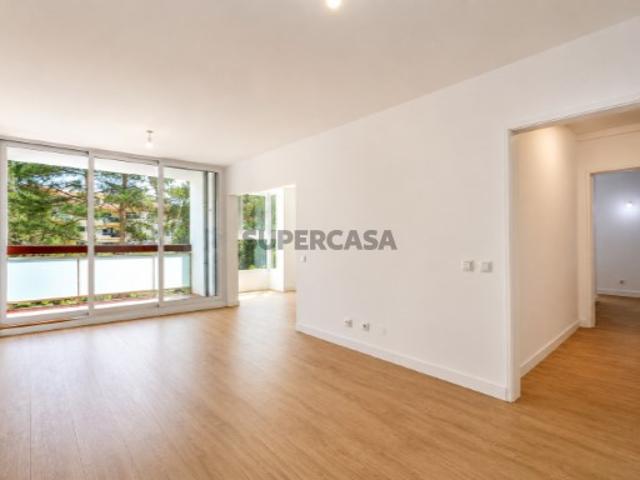 T2 Totalmente Remodelado com garagem Em frente à Casa da Guia Cascais