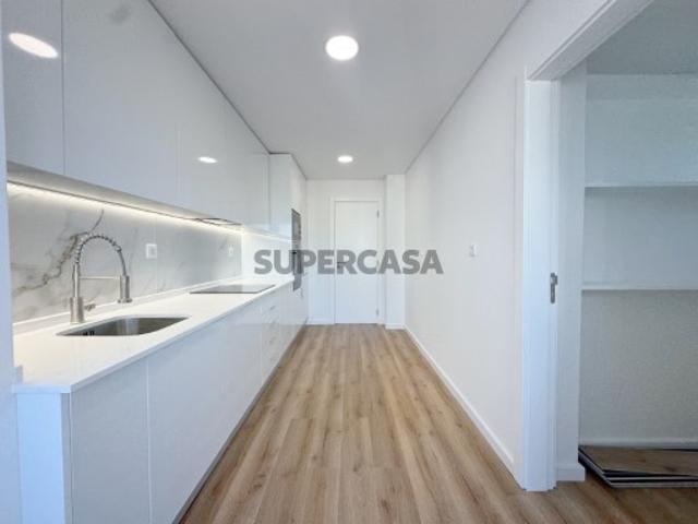 T2 totalmente remodelado com parqueamento no Centro da Parede