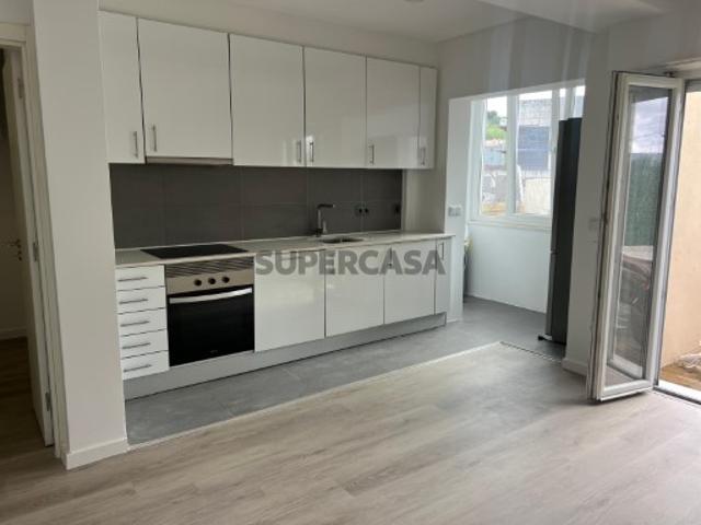 T2 totalmente remodelado com terraço em Loures pronto a habitar