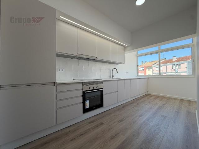 T2 Totalmente Remodelado com Toque Contemporâneo e Muita Luz Barreiro