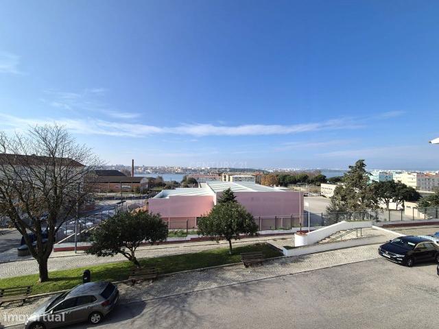T2 totalmente remodelado com vista Rio Tejo e Cristo Rei