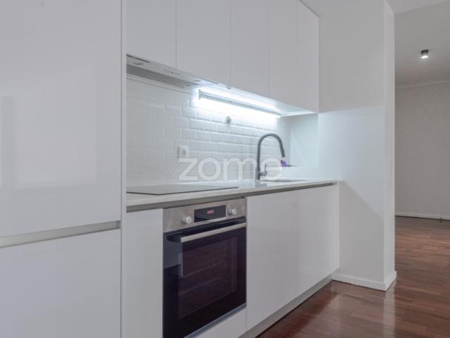 T2 Totalmente Remodelado | Garagem | Porteiro | Jardins da Arrábida