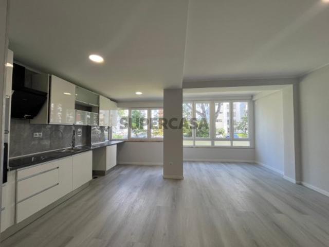 T2 Totalmente Remodelado em Oeiras com Arrecadação | Cozinha Equipada | Excelente Luminosidade