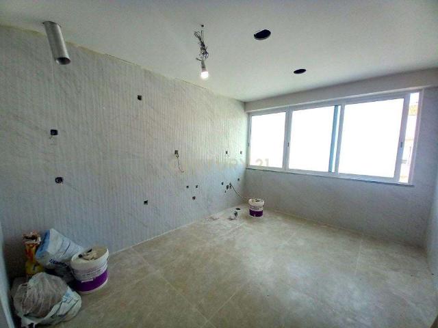 T2 Totalmente Remodelado no Carregado – Cozinha Equipada e Excelente Acesso à Autoestrada