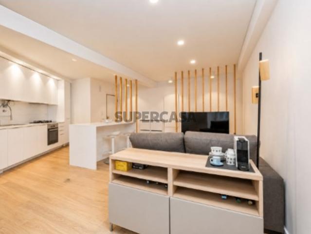 T2 Totalmente Remodelado no Casal de São Brás | 339.000 €